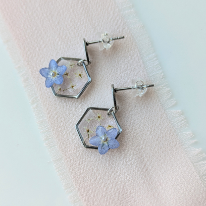 Handgefertigte Hexagon-Ohrringe mit Vergissmeinnicht, 2 cm, Hypoallergener Edelstahl, Echte Blüten