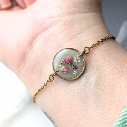 Handgefertigtes Blumenarmband mit echten Blumen in Harz – Vintage Grün & Rosa