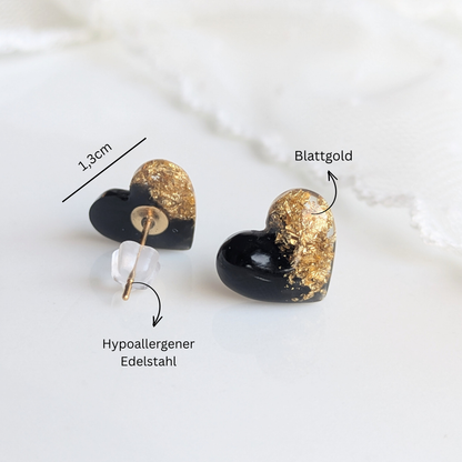Handgefertigte Herz-Ohrstecker aus Resin mit Blattgold – Schwarze Ohrringe aus hypoallergenem Edelstahl, 1,3 cm
