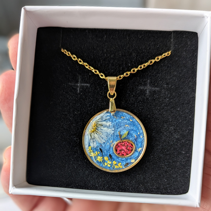 Handgefertigter Blumen-Schmuck Halskette, Epoxidharz-Anhänger mit Apfel-Motiv, 2,5 cm, Edelstahlkette 45 cm, Blau