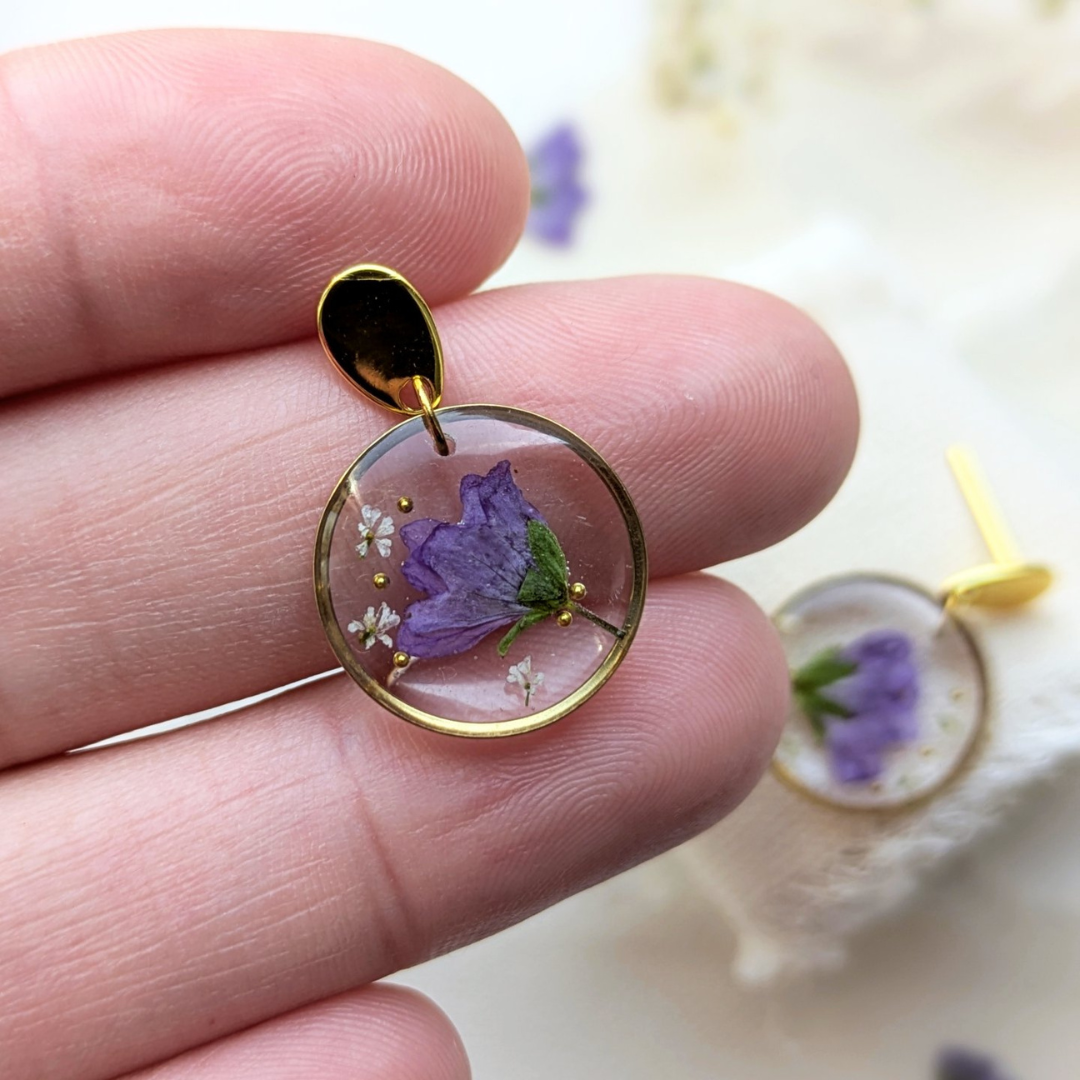 Handgefertigte Blumen-Ohrringe, 2,5 cm, Hypoallergener Edelstahl, Echte Lila Blüten mit Goldperlen