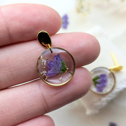 Handgefertigte Blumen-Ohrringe, 2,5 cm, Hypoallergener Edelstahl, Echte Lila Blüten mit Goldperlen