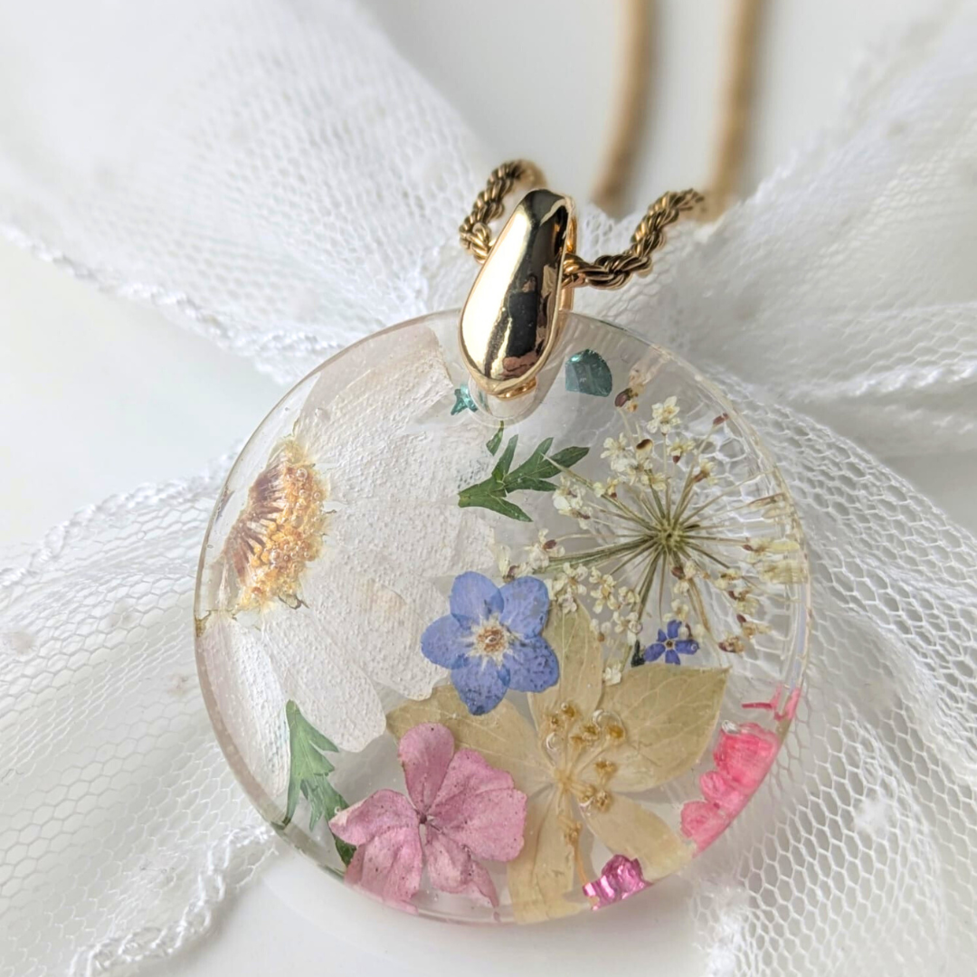 Handgefertigte Halskette mit echten Blumen – Runder Anhänger 3 cm, Edelstahlkette 45 + 5 cm, Resin mit Strasssteinen