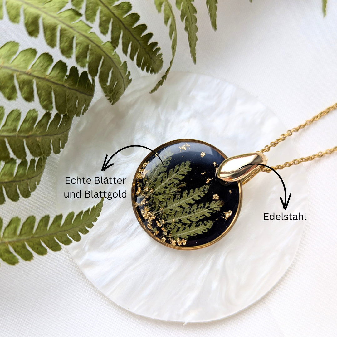 Handgefertigte Naturblatt-Halskette, 45 cm Edelstahlkette, 2,5 cm Runder Epoxidharz-Anhänger mit Blattgold, Marineblau