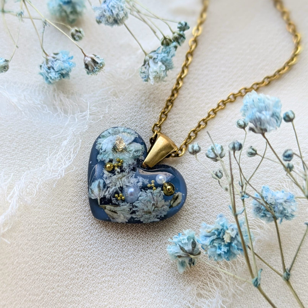 Handgefertigte Herz-Halskette mit Trockenblumen, Blau, Edelstahl, 1,7 cm Herzanhänger, 45 cm Kette, Perlen und Blattgold Verzierung, Romantischer Schmuck für Damen