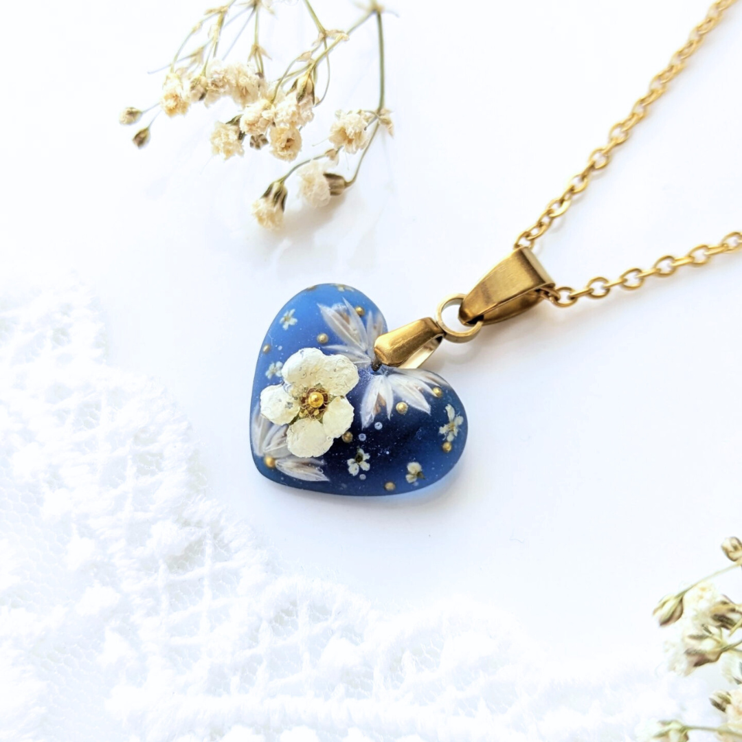 Handgefertigte Herz-Halskette mit echten Blüten, 1,7 cm Anhänger, 45 cm Edelstahlkette, Blau