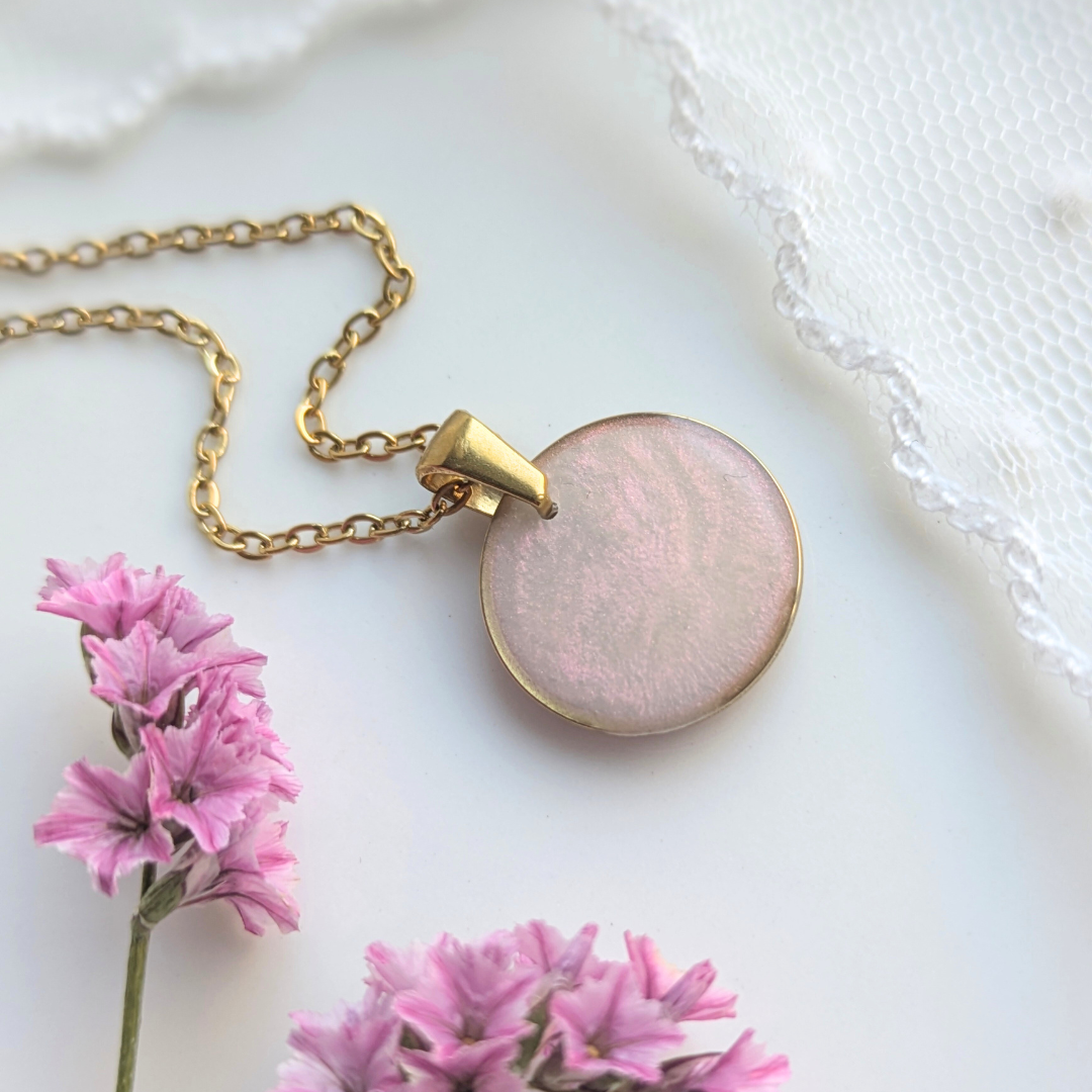 Handgefertigte Kette mit echten Blumen – Runder Anhänger aus Harz im sanften Sandton, Edelstahlkette 45 cm + 5 cm Verlängerung, floraler Schmuck mit goldenen Perlen