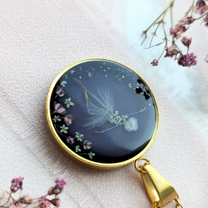 Auf Bestellung - “Die Selle des Tanzes“ – Anhänger mit echter Pusteblume, Blüten, Blattgold und Epoxidharz
