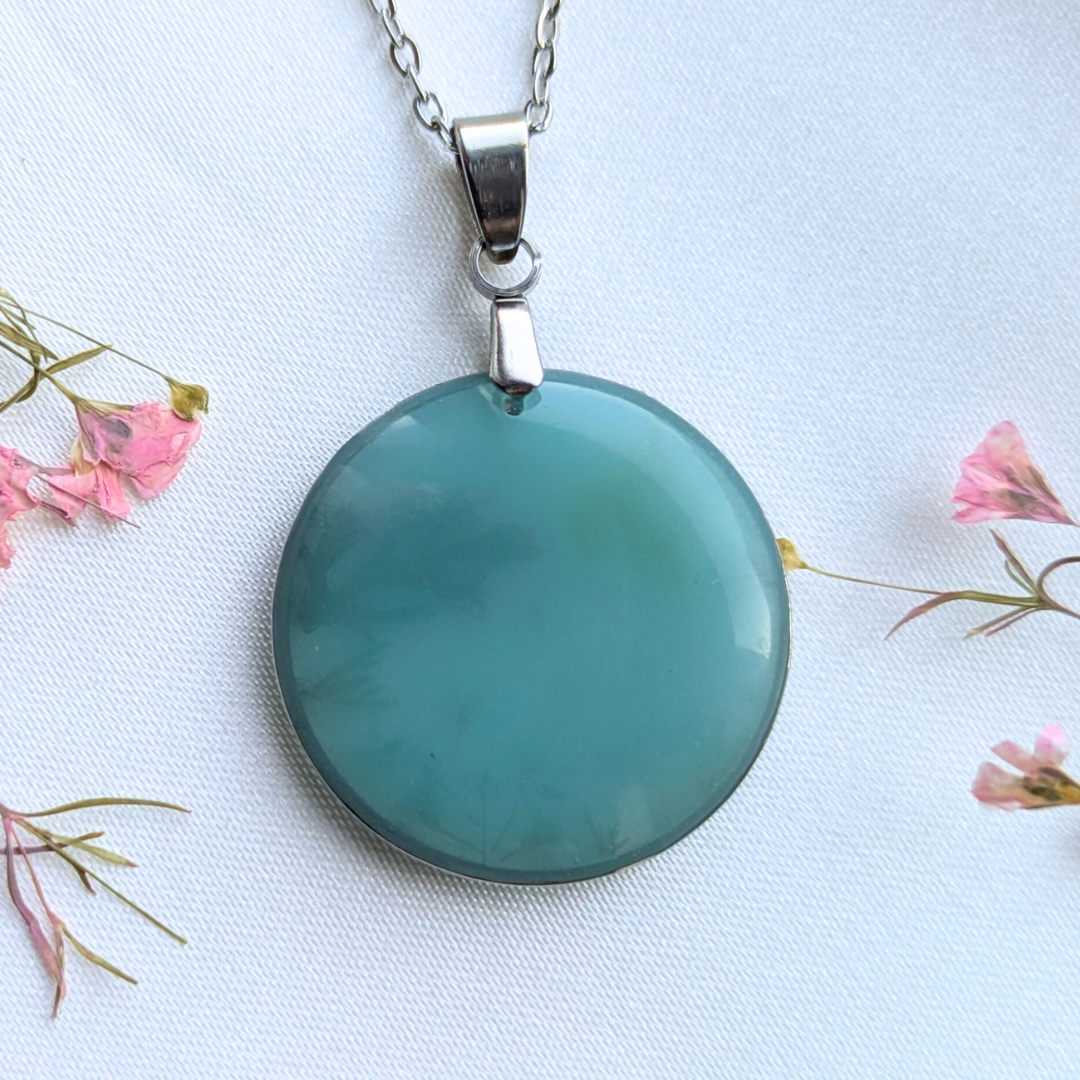 Handgefertigte Blumen-Halskette, Epoxidharz-Anhänger Rund 2,5 cm, Edelstahlkette 45 cm, hellblau