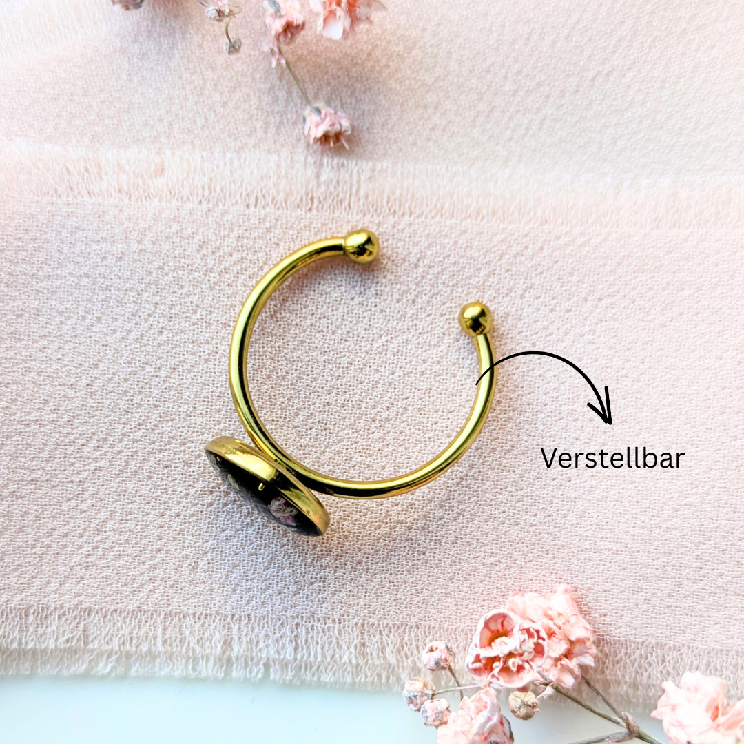 Handgefertigter Ring mit Echten Blumen und Goldenen Perlen, Schwarzer Hintergrund, Verstellbarer Edelstahlring, 1cm Durchmesser, Vintage-Schmuck