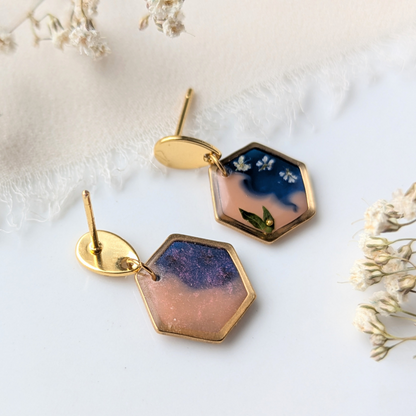 Handgefertigte Hexagon-Ohrringe, Echte Blumen und Blätter, Goldene Perle, 2,2 cm, Hypoallergener Edelstahl