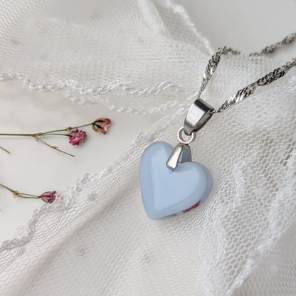 Handgefertigte Herz-Halskette in Hellblau mit echten rosa Blüten