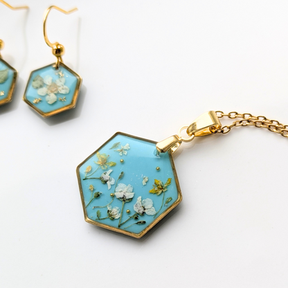 Hexagon Halskette mit Trockenblumen, 45 cm Goldene Edelstahlkette, 2,5 cm Türkisblauer Epoxidharz-Anhänger