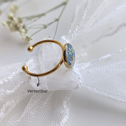 Handgefertigter Ring mit echten Blumen – Verstellbarer Edelstahlring mit Harz, 1 cm, Blau mit weißen Blüten – Gold oder Silber mit passenden Perlen