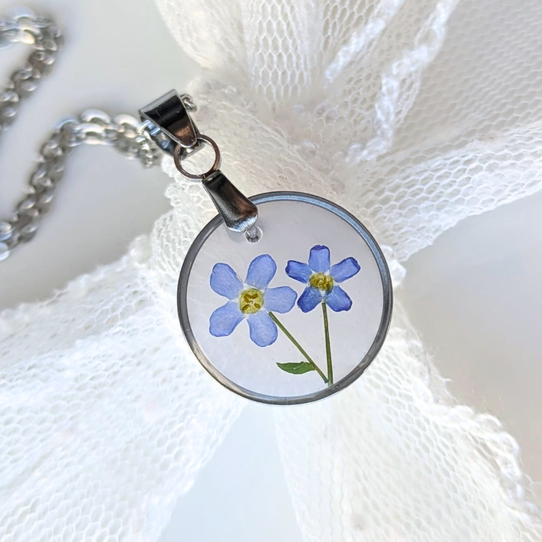 Vergissmeinnicht Halskette mit echten Blumen – Handgemachter Anhänger aus Harz – Edelstahlkette (45+5 cm) – Zartes Geschenk für Frauen