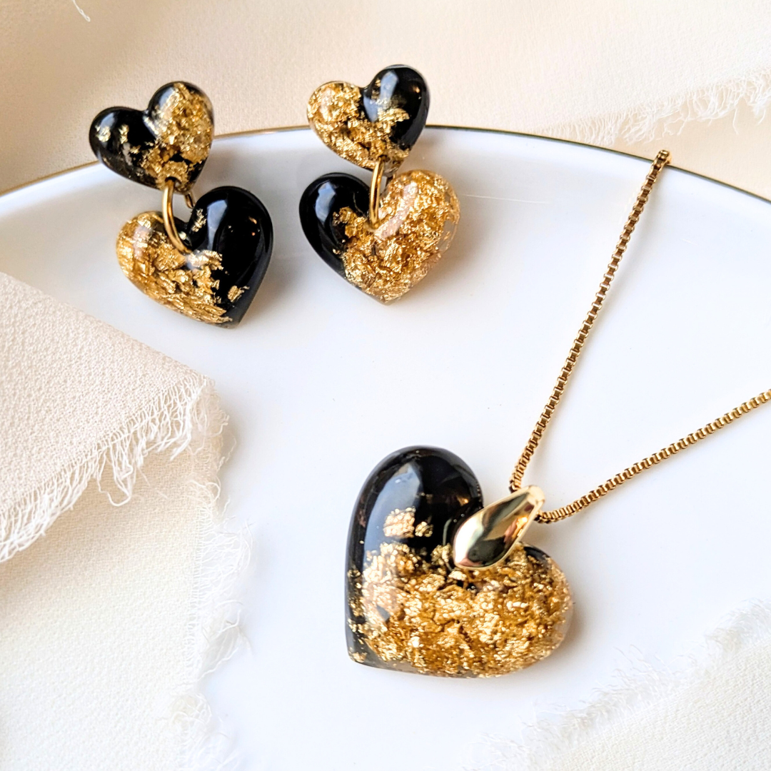 Handgefertigte Herz-Halskette, Harz mit Blattgold, 2,5 cm Anhänger, 45 cm Goldkette, Schwarz-Gold