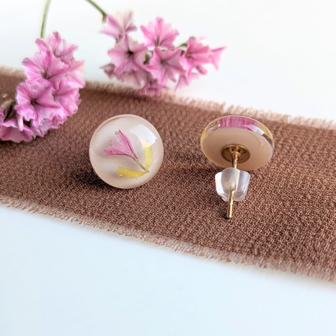 Handgefertigte Ohrstecker mit echten Blumen – Runde Resin-Ohrringe im sanften Sandton, 1 cm, hypoallergener Edelstahl