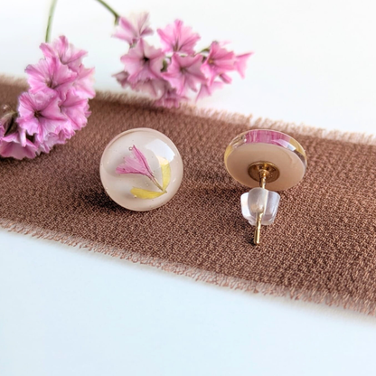 Handgefertigte Ohrstecker mit echten Blumen – Runde Resin-Ohrringe im sanften Sandton, 1 cm, hypoallergener Edelstahl