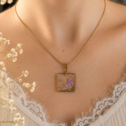 Quadratische Halskette mit echten Blüten. Handgefertigter Schmuck aus transparentem Harz , Edelstahl, Goldfarben
