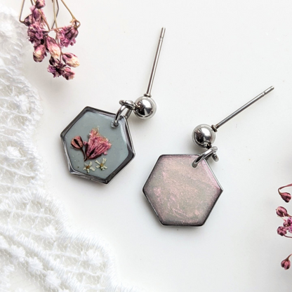 Handgefertigte Hexagon-Ohrringe mit echten Blumen, 2,1 cm, Hypoallergener Edelstahl, Grün-Rosa