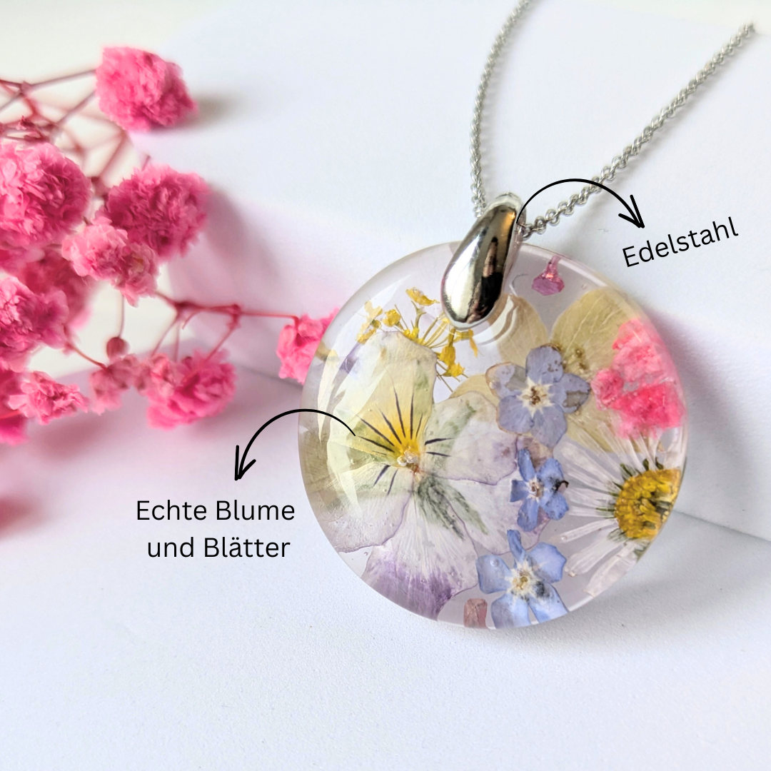 Handgefertigte Halskette mit echten Blüten in Epoxidharz, Runder Anhänger 3,5 cm, Edelstahlkette 45 cm