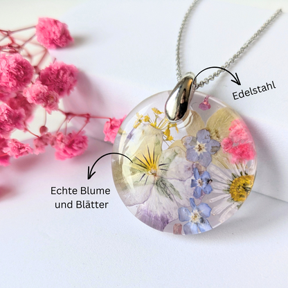 Handgefertigte Halskette mit echten Blüten in Epoxidharz, Runder Anhänger 3,5 cm, Edelstahlkette 45 cm