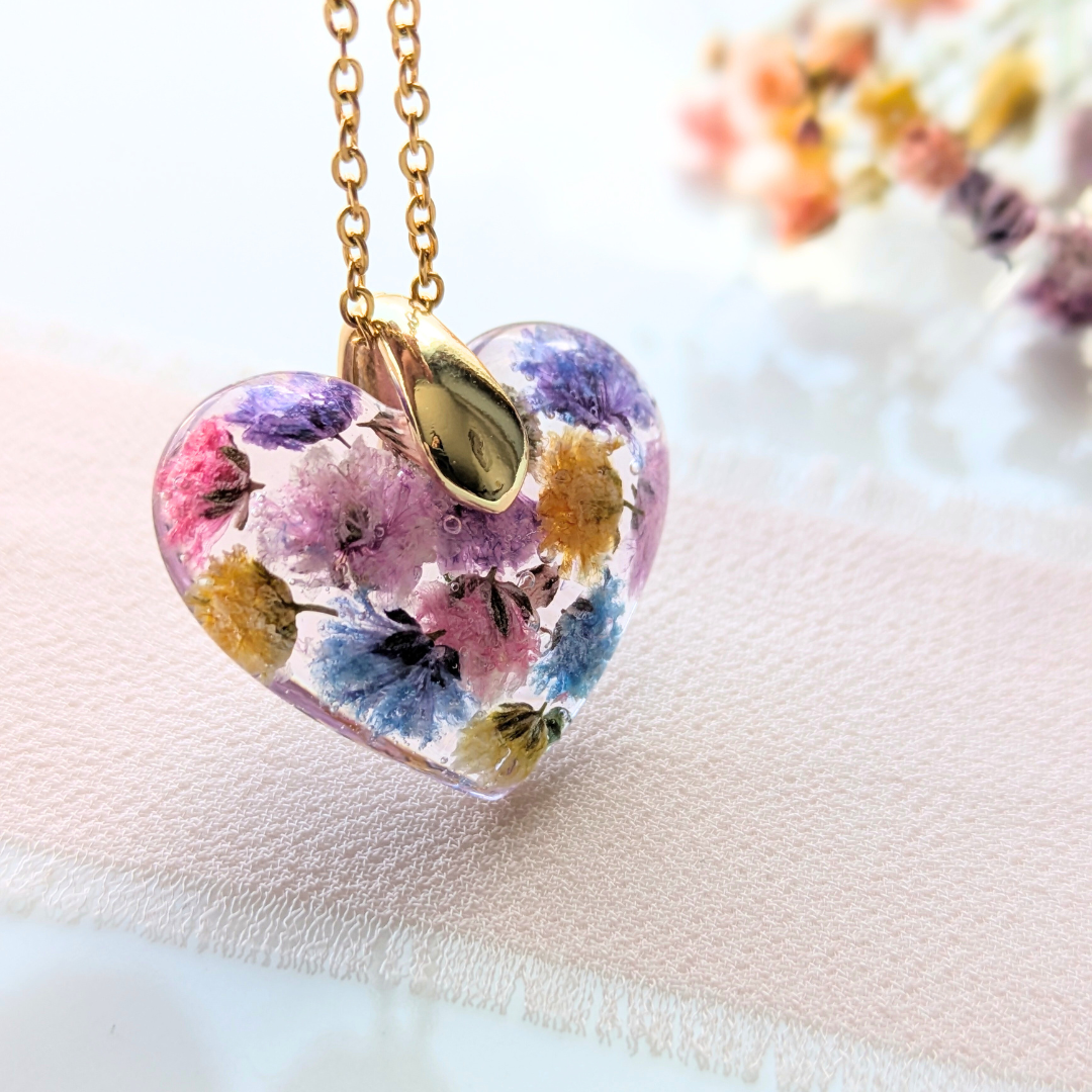 Handgefertigte Resin-Herz Halskette mit echten Trockenblumen, 2,5 cm Anhänger, 45 cm Edelstahlkette, Gold