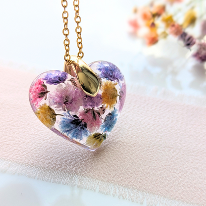 Handgefertigte Resin-Herz Halskette mit echten Trockenblumen, 2,5 cm Anhänger, 45 cm Edelstahlkette, Gold