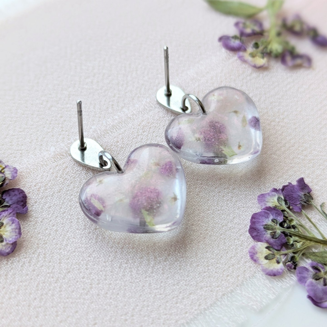Handgefertigte Herz-Ohrringe mit echten Blumen, 2,7 cm, Hypoallergener Edelstahl, Transparent-Lila