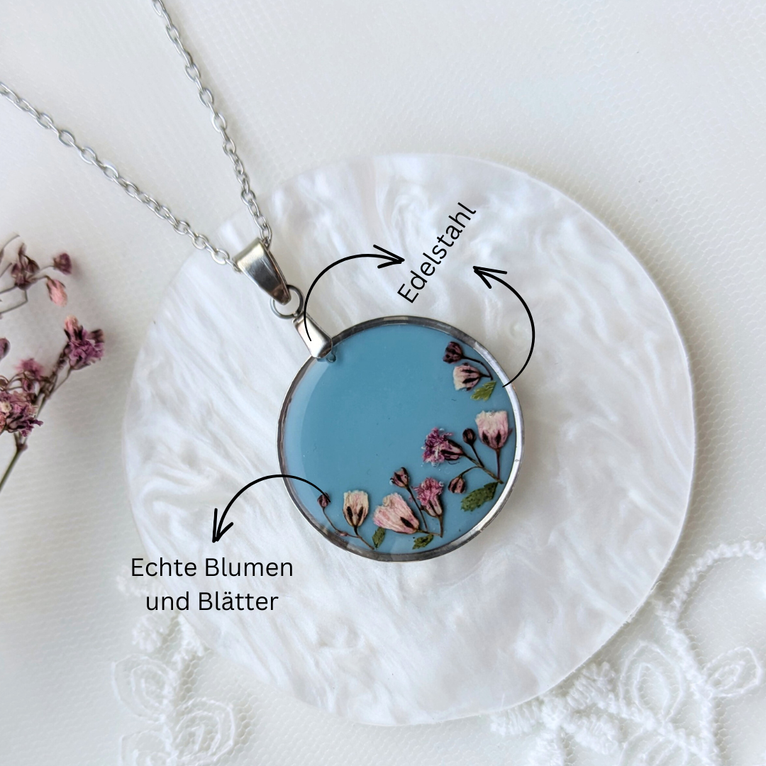 Handgefertigte Halskette mit Blumenanhänger, 45 cm, Edelstahl, Epoxidharz-Medaillon in Hellblau, 2,5 cm