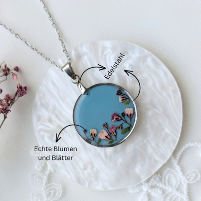 Handgefertigte Halskette mit Blumenanhänger, 45 cm, Edelstahl, Epoxidharz-Medaillon in Hellblau, 2,5 cm