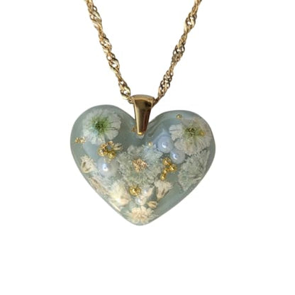 Handgefertigte Herz-Halskette mit Trockenblumen, Hellgrün, Edelstahl, 2,5 cm Anhänger, 45 cm Kette, Perlen und Blattgold Verzierung, Romantischer Schmuck