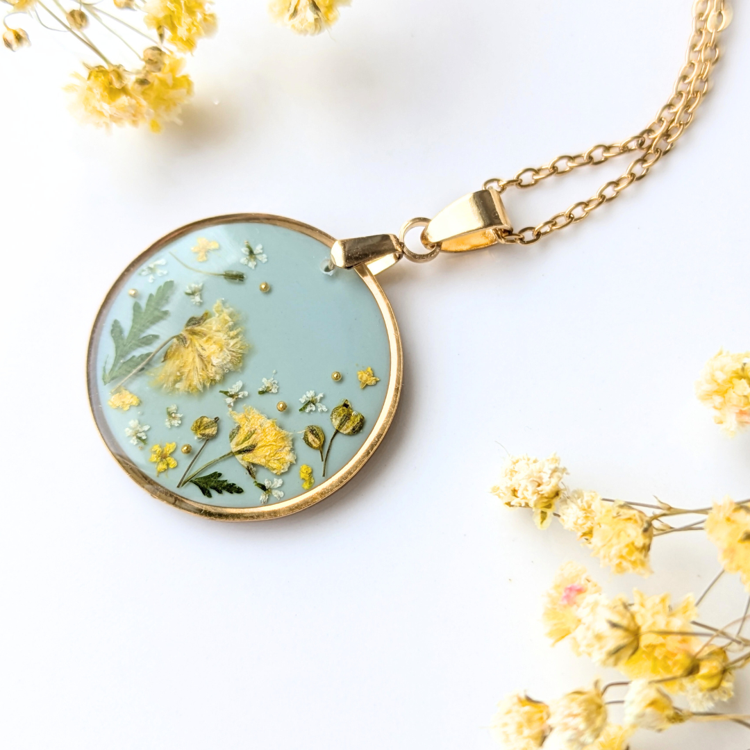 Handgefertigte Halskette mit Trockenblumen, 2,5 cm Epoxidharz-Anhänger, Mintgrün mit Gelben Blüten, 45 cm Edelstahl Goldkette