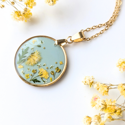 Handgefertigte Halskette mit Trockenblumen, 2,5 cm Epoxidharz-Anhänger, Mintgrün mit Gelben Blüten, 45 cm Edelstahl Goldkette