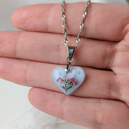 Handgefertigte Herz-Halskette in Hellblau mit echten rosa Blüten