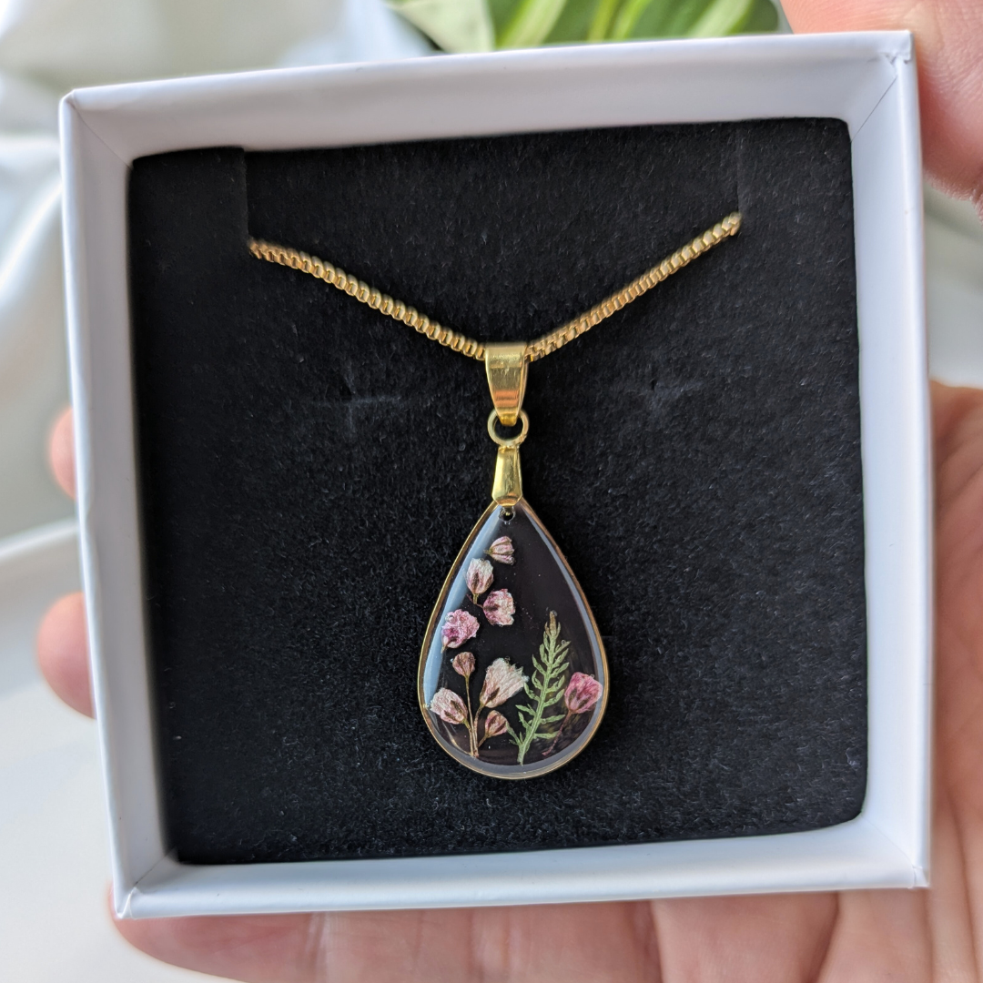 Handgefertigte Halskette mit Trockenblumen, Tropfenform-Anhänger in Epoxidharz, 45 cm Kette, Schwarz-Gold