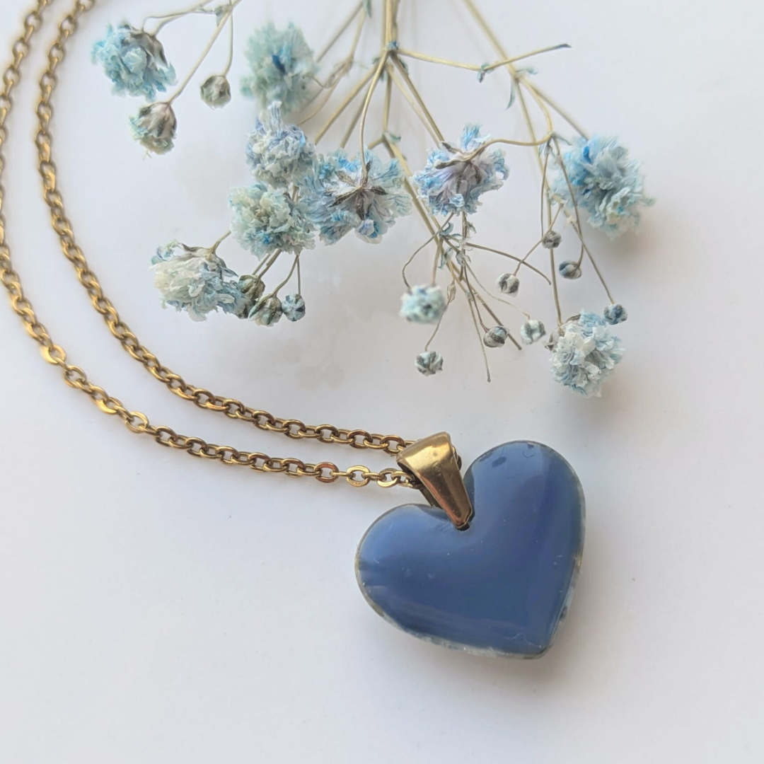 Handgefertigte Herz-Halskette mit Trockenblumen, Blau, Edelstahl, 1,7 cm Herzanhänger, 45 cm Kette, Perlen und Blattgold Verzierung, Romantischer Schmuck für Damen