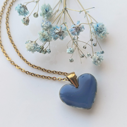 Handgefertigte Herz-Halskette mit Trockenblumen, Blau, Edelstahl, 1,7 cm Herzanhänger, 45 cm Kette, Perlen und Blattgold Verzierung, Romantischer Schmuck für Damen