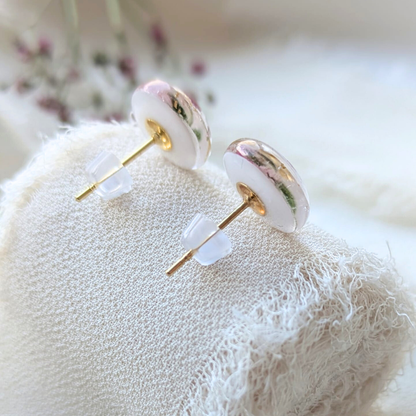 Handgefertigte Ohrstecker mit echten rosa Blumen – 1 cm, Blattgold, hypoallergener Edelstahl