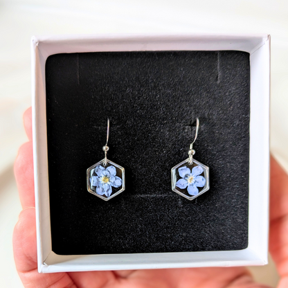 Handgefertigte Hexagon-Ohrringe mit Echten Blumen, 2,5 cm, Schwarz-Blau, Harz-Schmuck