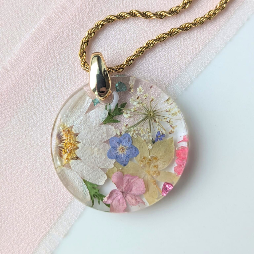 Handgefertigte Halskette mit echten Blumen – Runder Anhänger 3 cm, Edelstahlkette 45 + 5 cm, Resin mit Strasssteinen