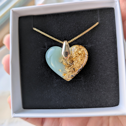 Handgefertigte Herz-Halskette, Harz mit Blattgold, Mintgrün-Gold, 45 cm Kette, 2,5 cm Anhänger