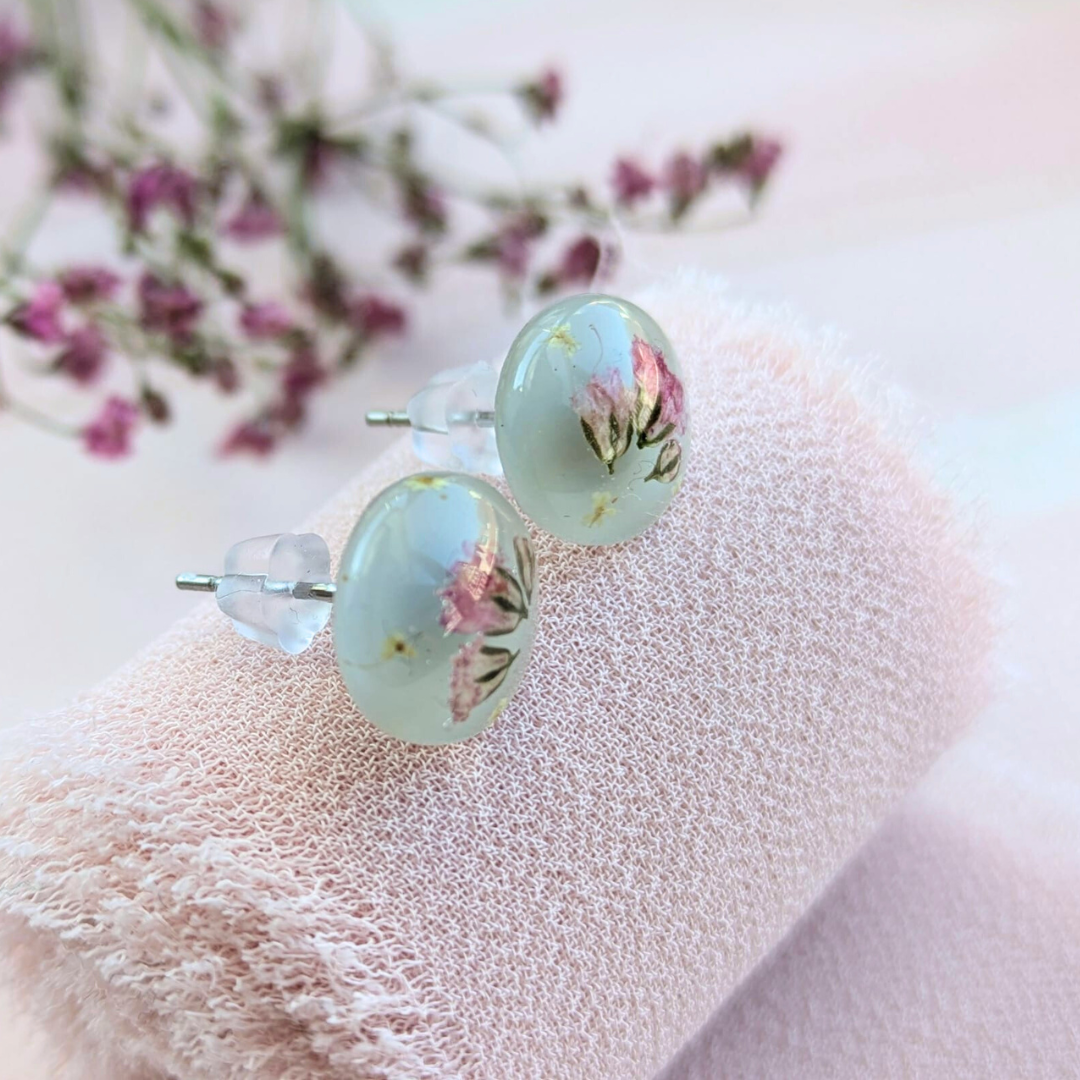 Handgefertigte Ohrstecker mit echten Blumen, 1 cm, Mintgrün, Hypoallergener Edelstahl