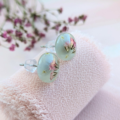 Handgefertigte Ohrstecker mit echten Blumen, 1 cm, Mintgrün, Hypoallergener Edelstahl