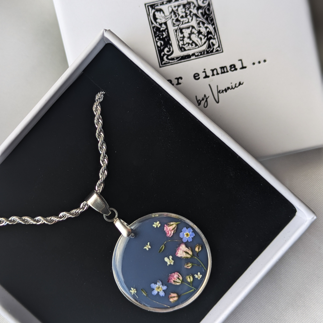 Handgefertigte Halskette mit echten Blumen – Runde Edelstahlkette mit dunkelblauem Anhänger – Unikat aus Resin mit Vergissmeinnicht-Blüten