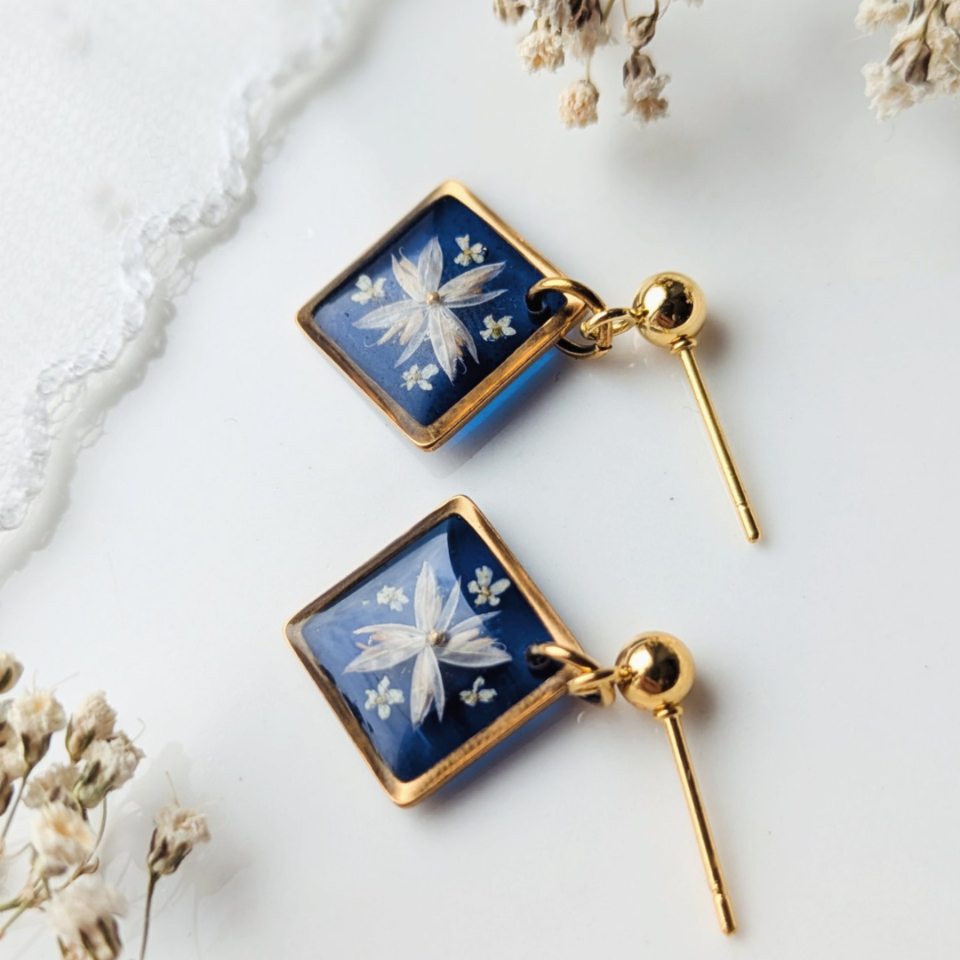 Handgefertigte Ohrringe mit echten Blüten, 2,3 cm, Blau und Gold, Hypoallergener Edelstahl