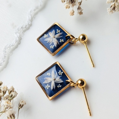 Handgefertigte Ohrringe mit echten Blüten, 2,3 cm, Blau und Gold, Hypoallergener Edelstahl