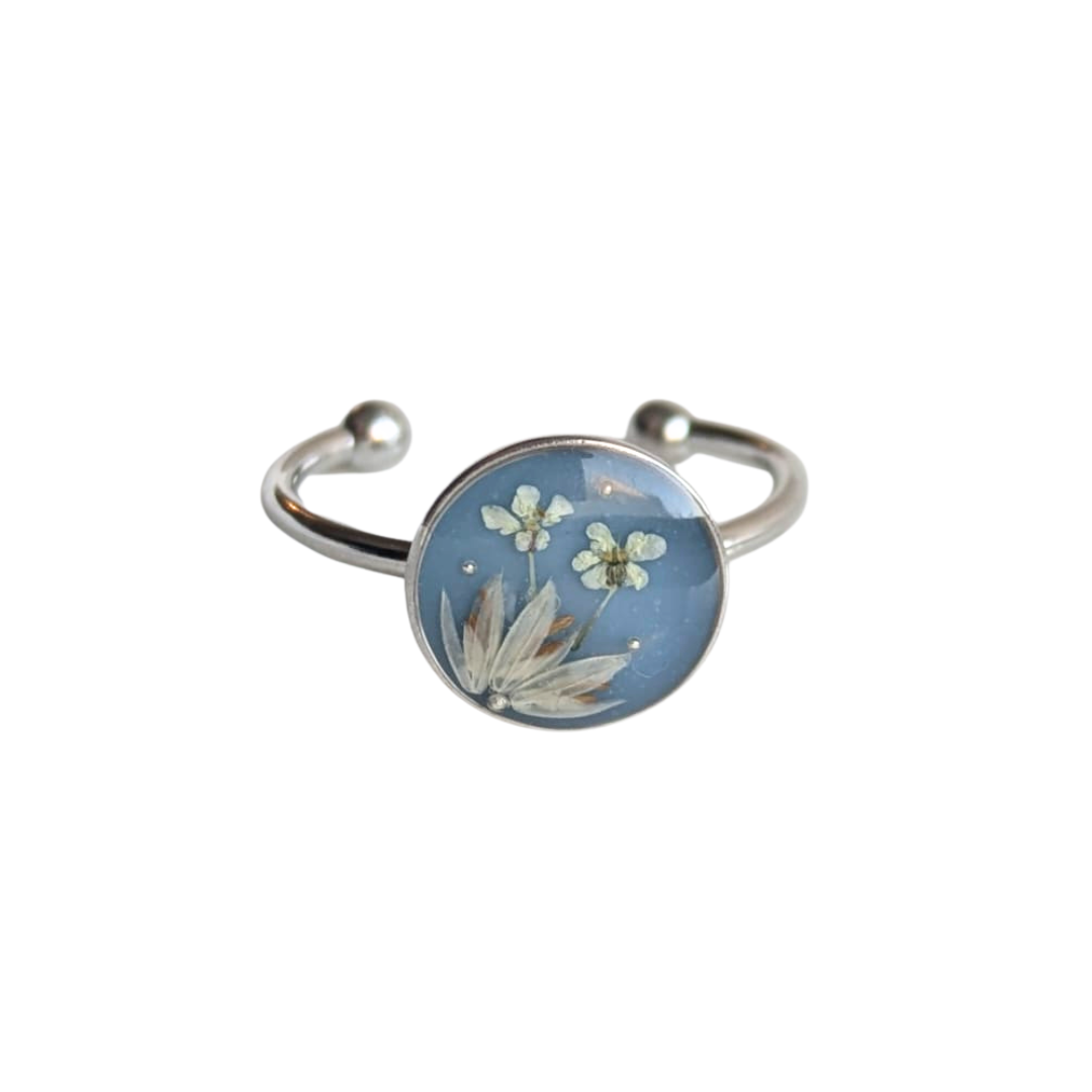 Handgefertigter Ring mit echten Blumen – Verstellbarer Edelstahlring mit Harz, 1 cm, Blau mit weißen Blüten – Gold oder Silber mit passenden Perlen