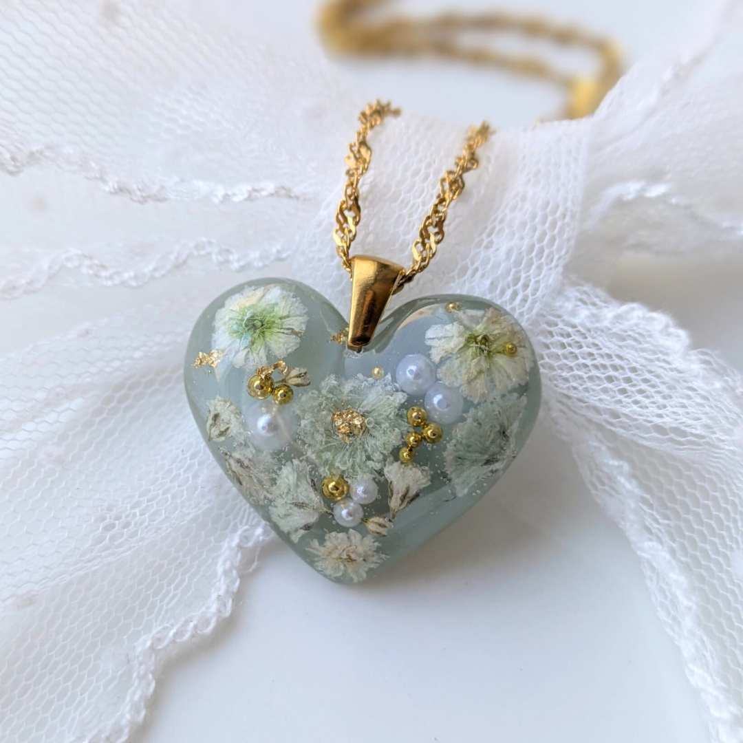 Handgefertigte Herz-Halskette mit Trockenblumen, Hellgrün, Edelstahl, 2,5 cm Anhänger, 45 cm Kette, Perlen und Blattgold Verzierung, Romantischer Schmuck
