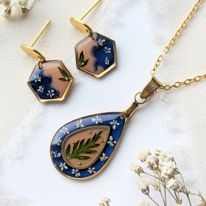 Handgefertigter Tropfenanhänger mit echten Blumen, 2,5 cm, Blau-Orange, Goldene Edelstahlkette 45 cm